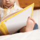 bébé tenant un livre
