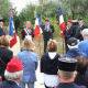 Anciens combattants rendant hommage devant un monument