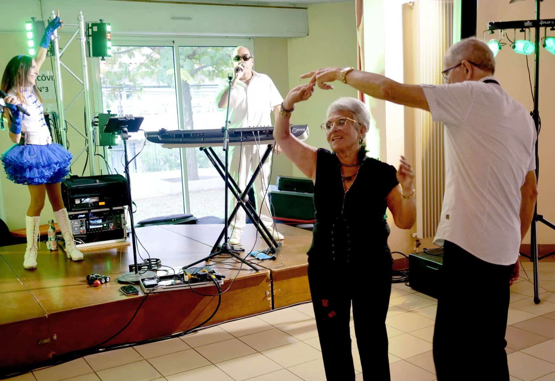couple en train de danser, avec un orchestre en fond