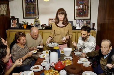 Scènette d'une famille dinant autour d'une table