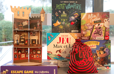 Plusieurs boites de jeux de sociétés posées ensemble