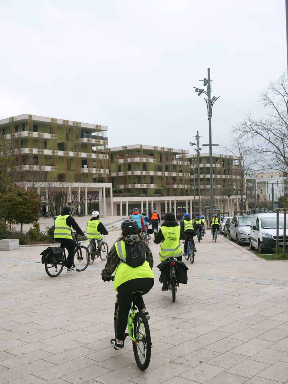 Groupe de personnes faisant du vélo