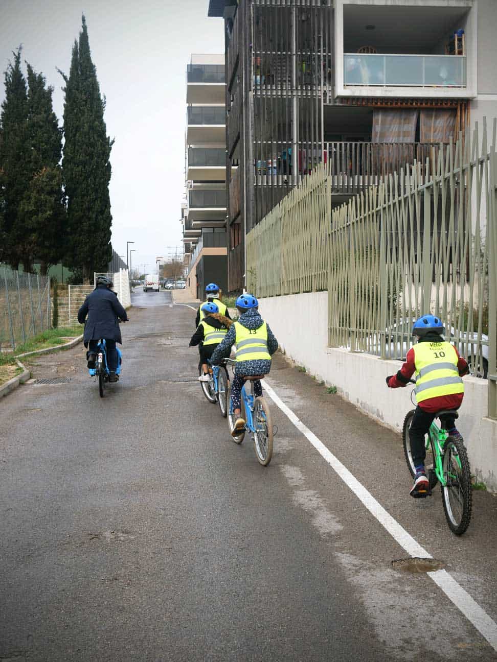 Groupe de personnes faisant du vélo