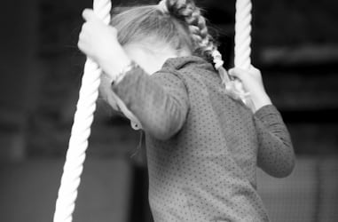 Jeune fille se balançant avec des cordes