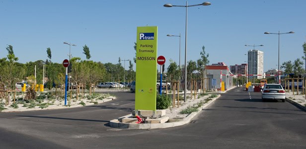 Vue d'une entrée de parking extérieur de la Tam à Montpellier