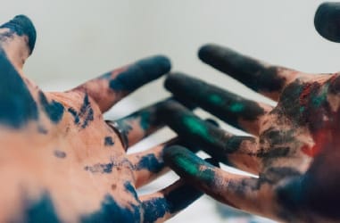 Deux mains tâchées de peinture
