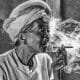 Vieille femme asiatique fumant une cigarette. Photo en noir et blanc de Paul Worms