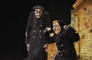 Deux personnes masqués jouant sur scène