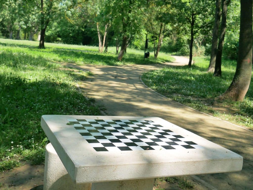 Table d'échec au parc des Thermes de Juvignac