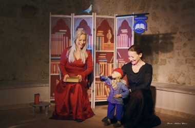 2 femmes jouant sur scène avec une marionnette