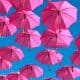 Parapluies rose accrochés dans le ciel
