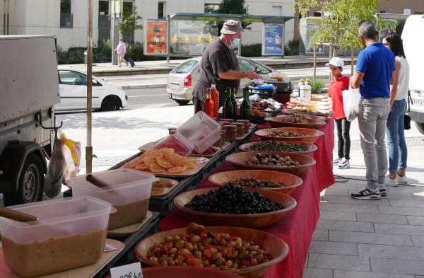 Stand d'olives sur le marché de Juvignac