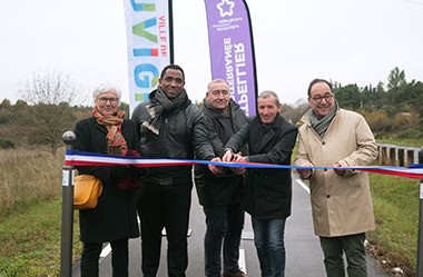 élus métropolitains et municipaux sur le point de couper le ruban d'inauguration de la piste cyclable