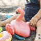 bébé sur la plage avec bouee flamant rose