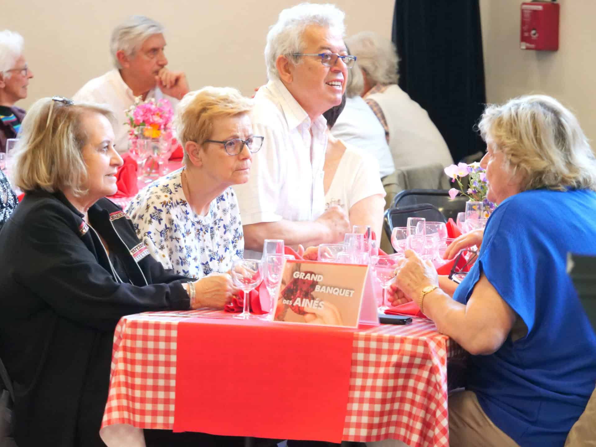 Groupe de convives juvignacois attablés au Noël des séniors