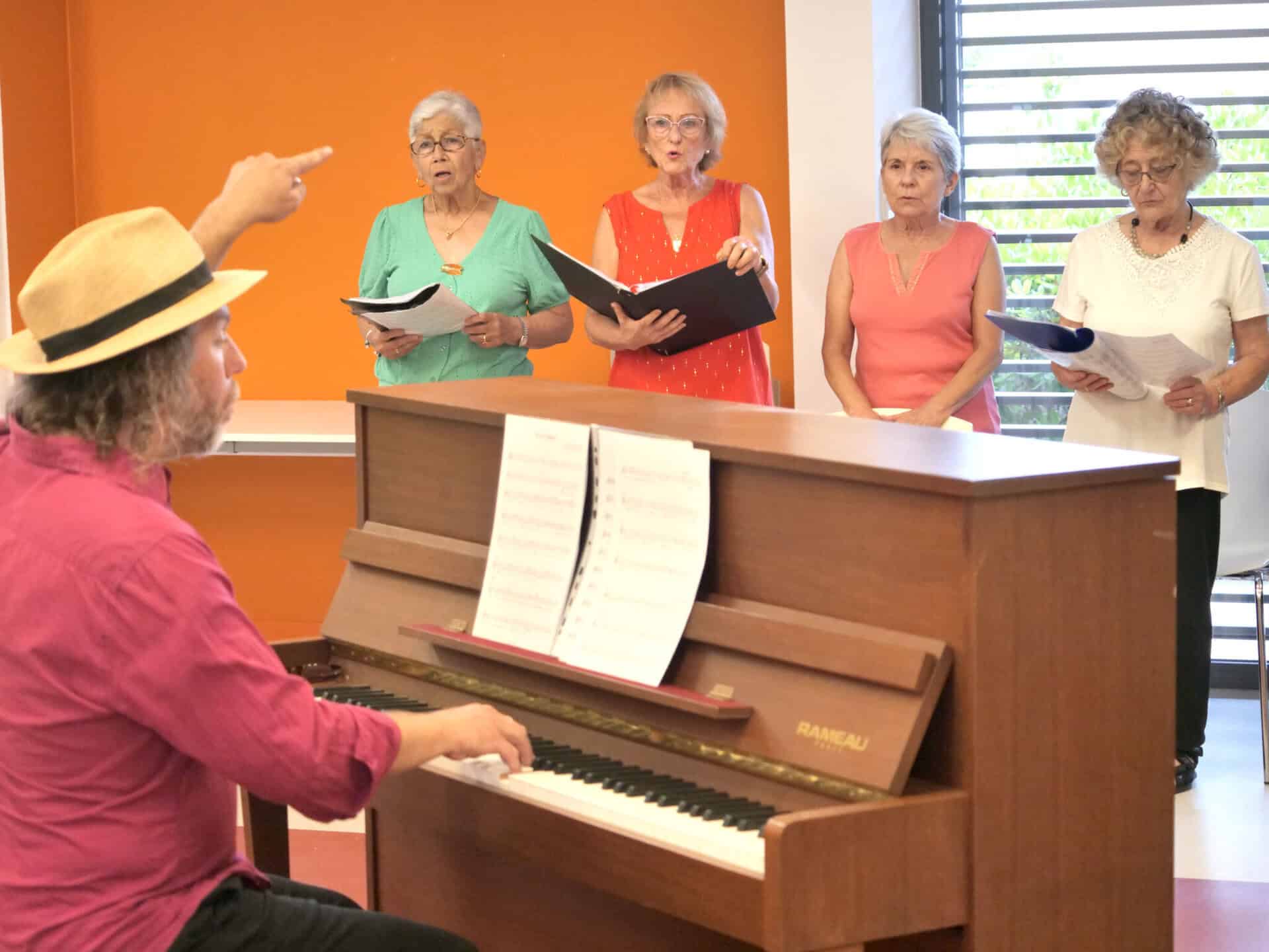 Choeur Arc en Ciel, sous la direction d'un professeur de l'école de musique au piano