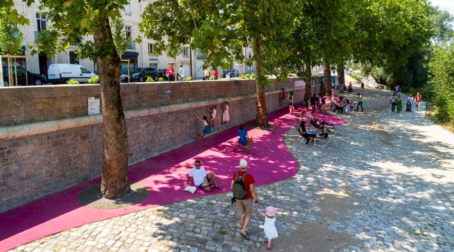 Personnes assises au bord d'un quai, à Nantes