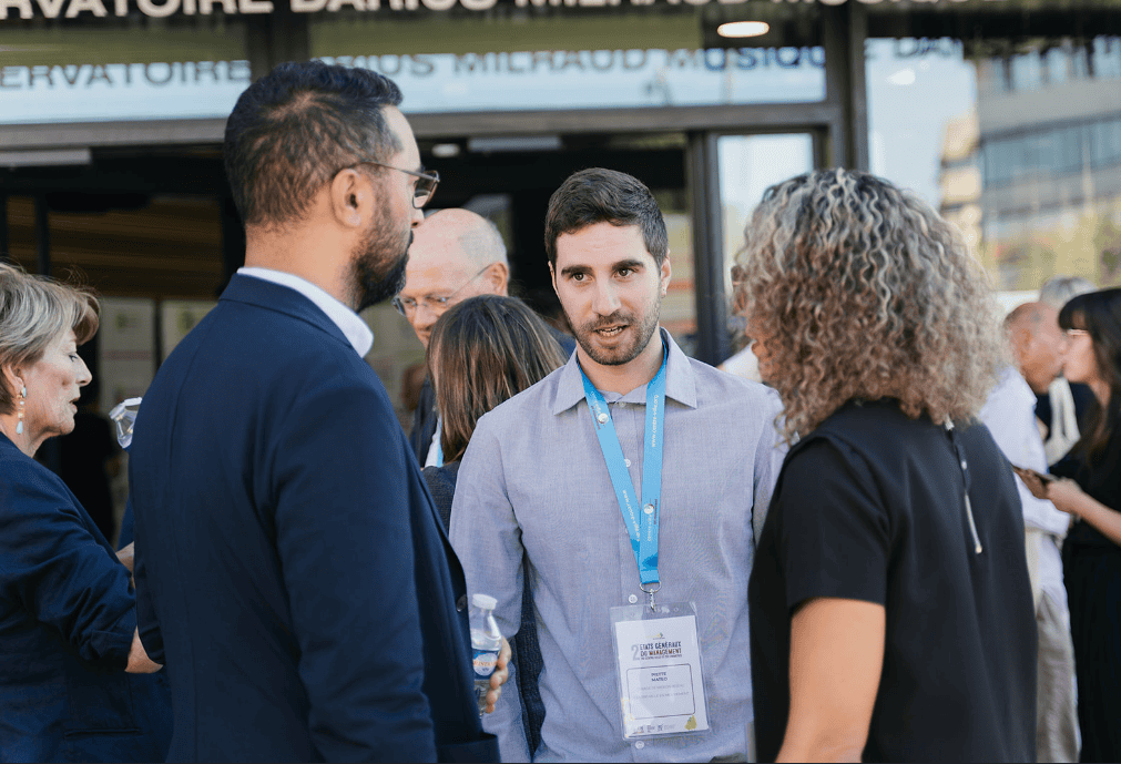 Discussion entre 3 personnes à l'occasion des Etats Généraux du management du Centre-ville et du Commerce 2023